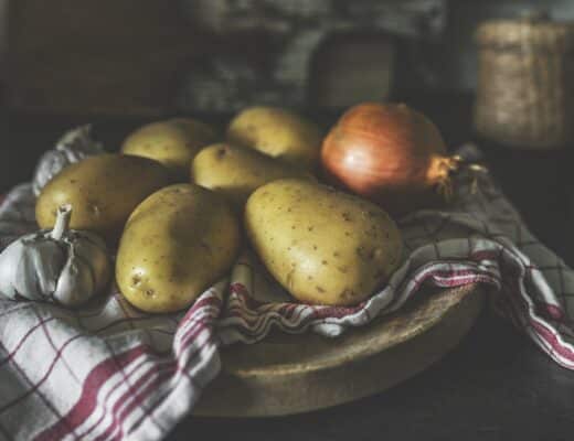 Patates et gousse d'ail sur un chiffon