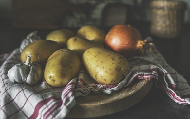 Patates et gousse d'ail sur un chiffon