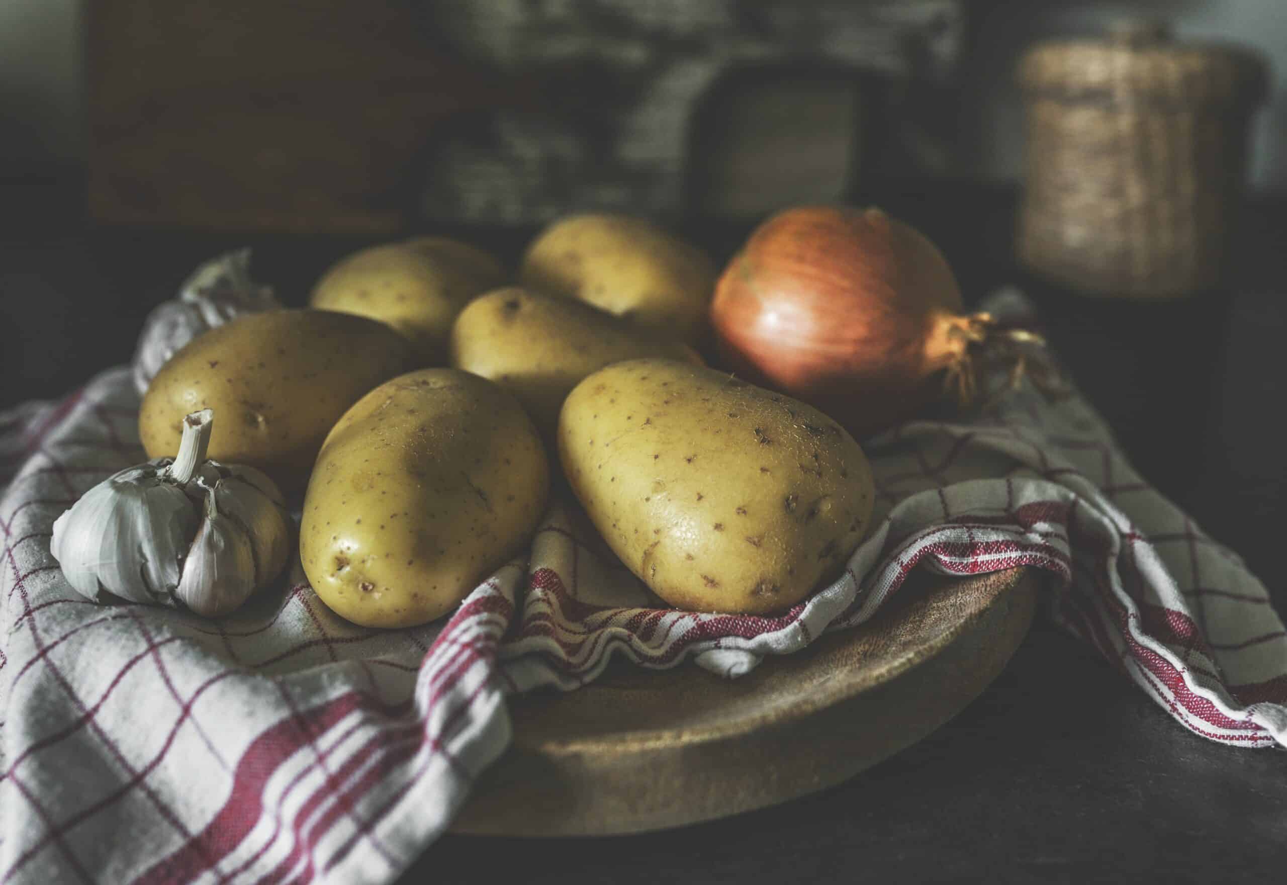 Patates et gousse d'ail sur un chiffon